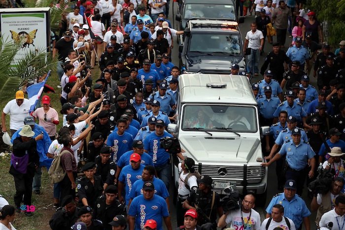 Miles acompañan a Daniel y Rosario en Repliegue 2013