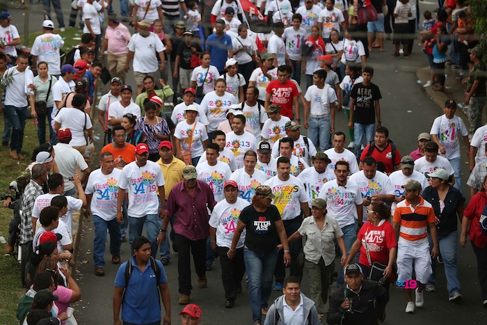 Miles acompañan a Daniel y Rosario en Repliegue 2013