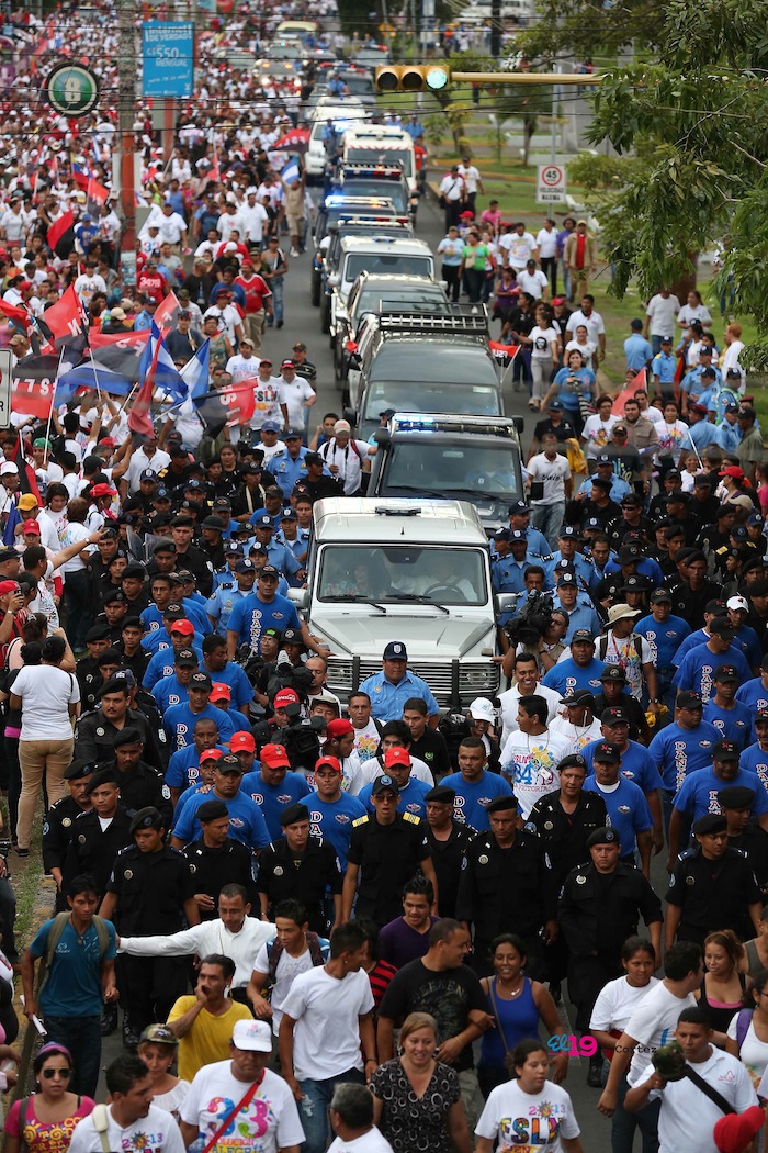 Miles acompañan a Daniel y Rosario en Repliegue 2013