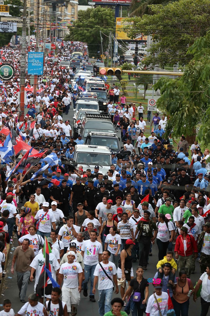 Miles acompañan a Daniel y Rosario en Repliegue 2013