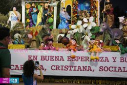 Una tarde en la Avenida de Bolívar a Chávez esperando la llegada del Niño Dios