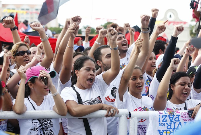 Miles acompañan a Daniel y Rosario en Repliegue 2013