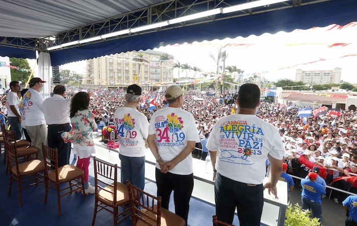 Miles acompañan a Daniel y Rosario en Repliegue 2013