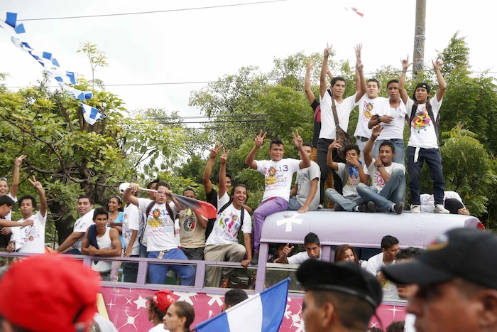 Miles acompañan a Daniel y Rosario en Repliegue 2013