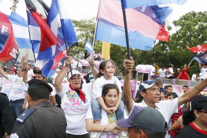 Miles acompañan a Daniel y Rosario en Repliegue 2013