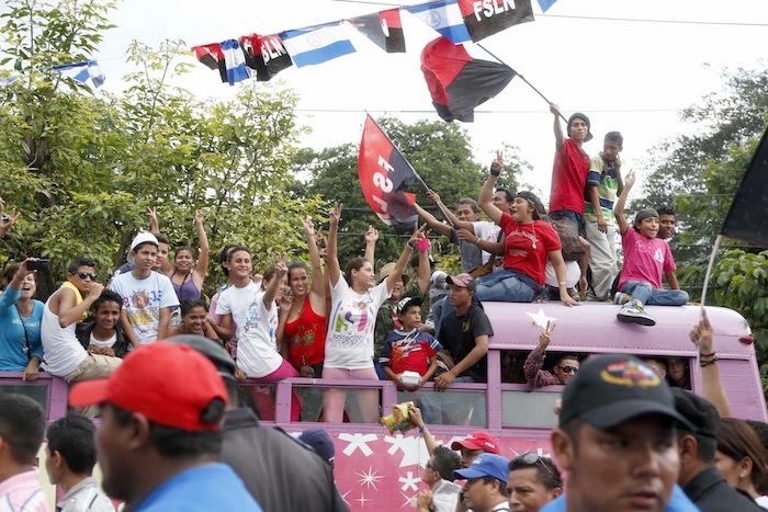 Miles acompañan a Daniel y Rosario en Repliegue 2013