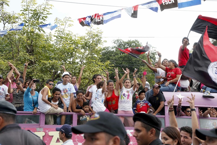 Miles acompañan a Daniel y Rosario en Repliegue 2013