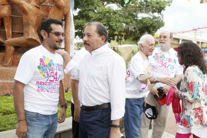 Miles acompañan a Daniel y Rosario en Repliegue 2013