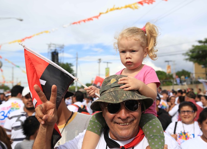 Miles acompañan a Daniel y Rosario en Repliegue 2013