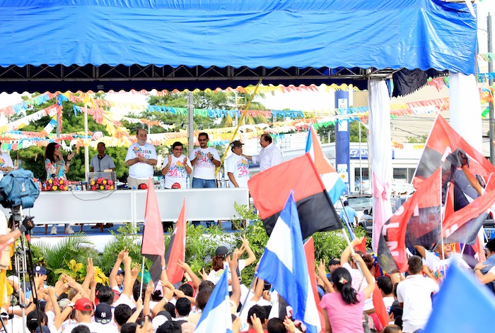 Miles acompañan a Daniel y Rosario en Repliegue 2013