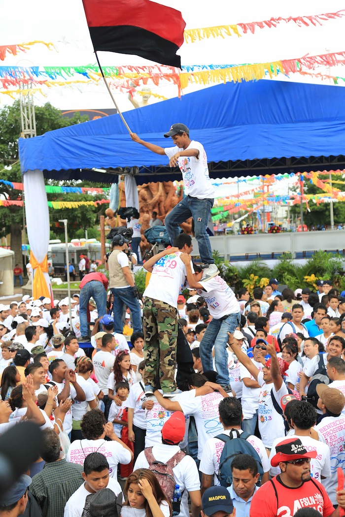 Miles acompañan a Daniel y Rosario en Repliegue 2013