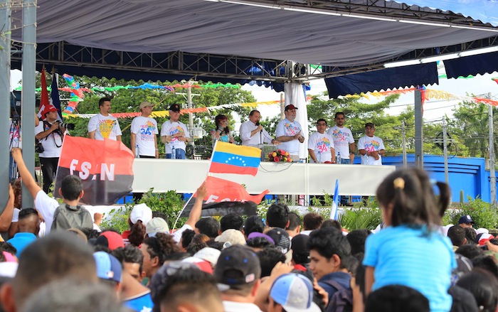 Miles acompañan a Daniel y Rosario en Repliegue 2013