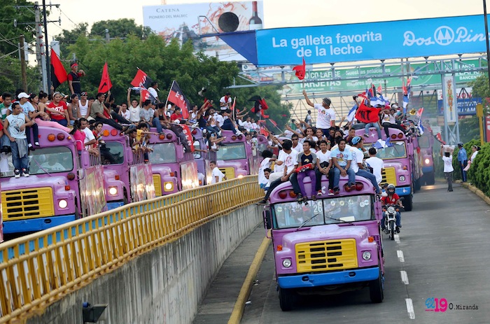 Miles acompañan a Daniel y Rosario en Repliegue 2013