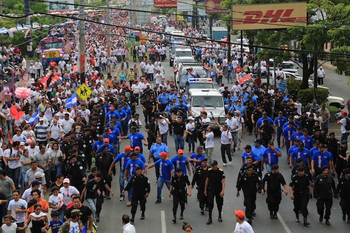 Miles acompañan a Daniel y Rosario en Repliegue 2013