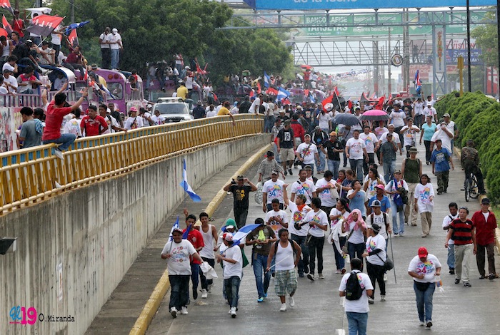 Miles acompañan a Daniel y Rosario en Repliegue 2013