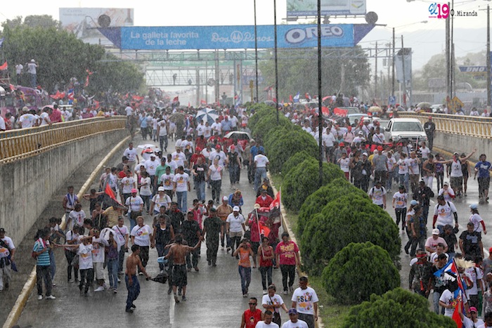 Miles acompañan a Daniel y Rosario en Repliegue 2013