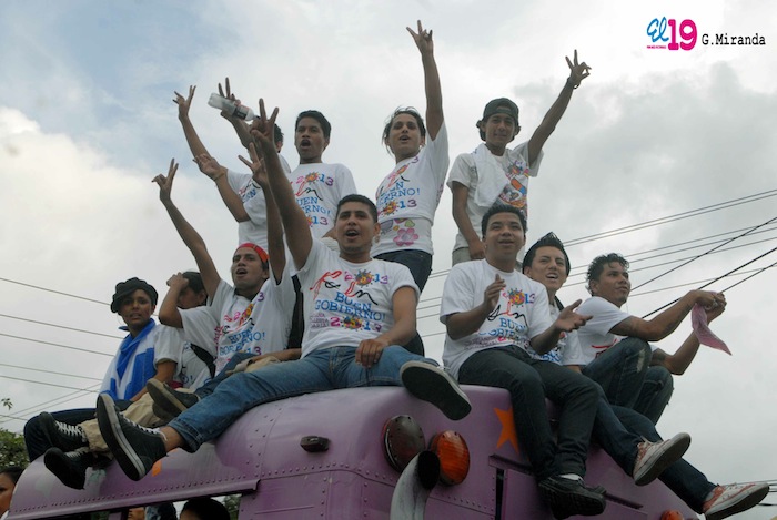 Miles acompañan a Daniel y Rosario en Repliegue 2013