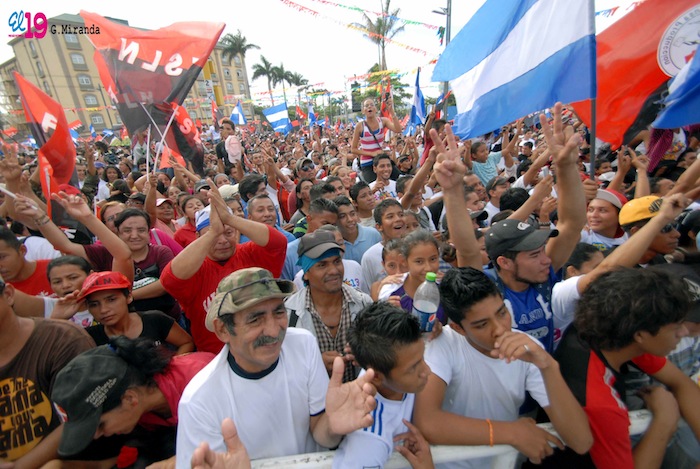 Miles acompañan a Daniel y Rosario en Repliegue 2013