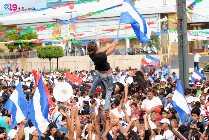 Miles acompañan a Daniel y Rosario en Repliegue 2013