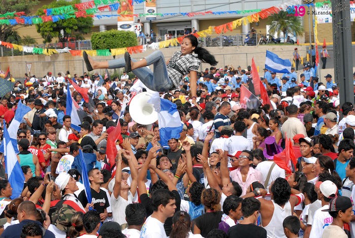 Miles acompañan a Daniel y Rosario en Repliegue 2013