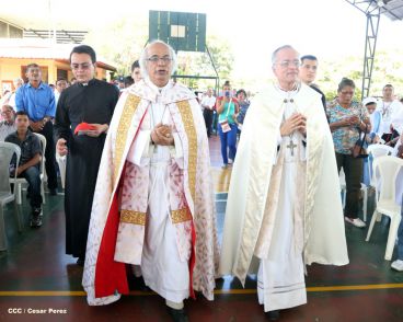 Un mar de católicos participan en primera misa del 2016