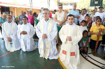 Un mar de católicos participan en primera misa del 2016