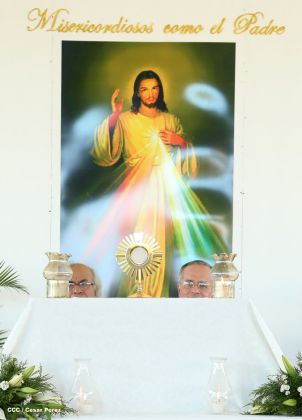 Un mar de católicos participan en primera misa del 2016