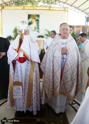 Un mar de católicos participan en primera misa del 2016