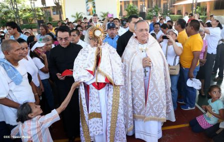 Un mar de católicos participan en primera misa del 2016