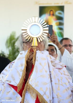 Un mar de católicos participan en primera misa del 2016