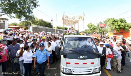 Un mar de católicos participan en primera misa del 2016