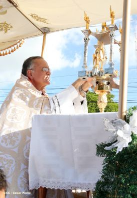 Un mar de católicos participan en primera misa del 2016