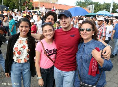 Un mar de católicos participan en primera misa del 2016