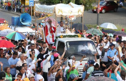 Un mar de católicos participan en primera misa del 2016