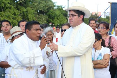 Un mar de católicos participan en primera misa del 2016