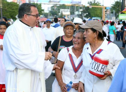 Un mar de católicos participan en primera misa del 2016