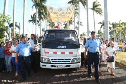 Un mar de católicos participan en primera misa del 2016