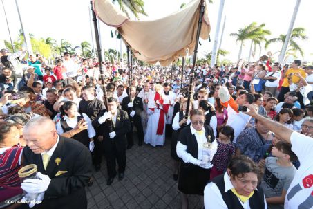 Un mar de católicos participan en primera misa del 2016