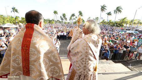 Un mar de católicos participan en primera misa del 2016