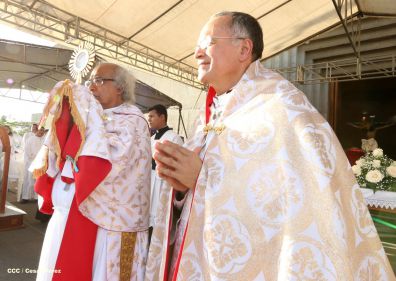 Un mar de católicos participan en primera misa del 2016