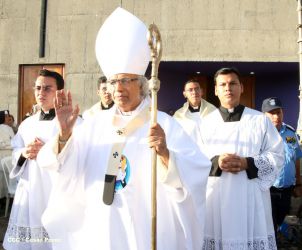 Un mar de católicos participan en primera misa del 2016