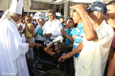 Un mar de católicos participan en primera misa del 2016
