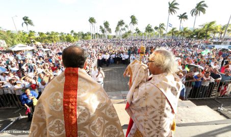 Un mar de católicos participan en primera misa del 2016