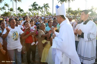 Un mar de católicos participan en primera misa del 2016