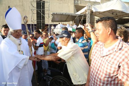 Un mar de católicos participan en primera misa del 2016