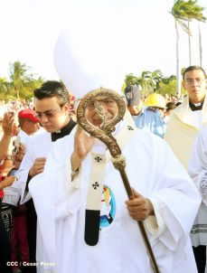 Un mar de católicos participan en primera misa del 2016