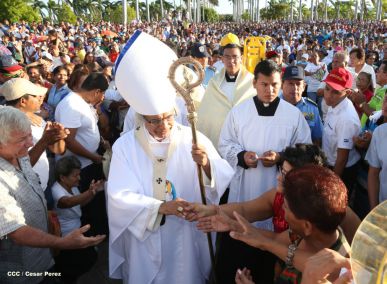 Un mar de católicos participan en primera misa del 2016