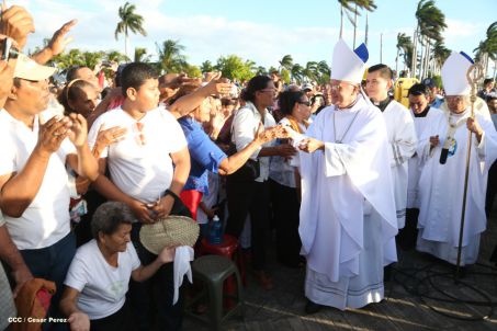 Un mar de católicos participan en primera misa del 2016