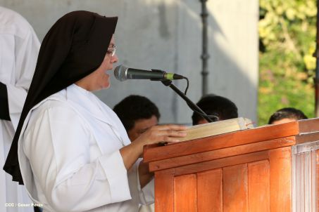 Un mar de católicos participan en primera misa del 2016