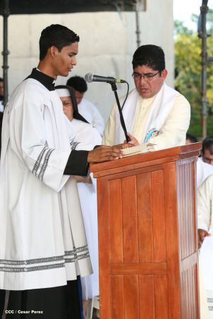 Un mar de católicos participan en primera misa del 2016